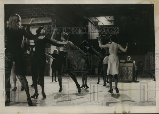 1976 Dance Audition for "Hellzapoppin" at Minskoff Theater, New York - Historic Images