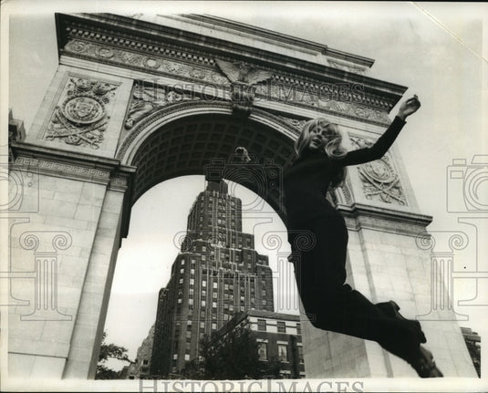 1969 Blythe Danner from play Butterflies are Free in NYC  - Historic Images