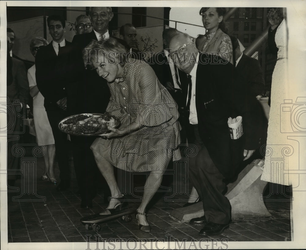 1965 Press Photo Comedienne Phyllis Diller with skate board at Versailles Hotel - Historic Images