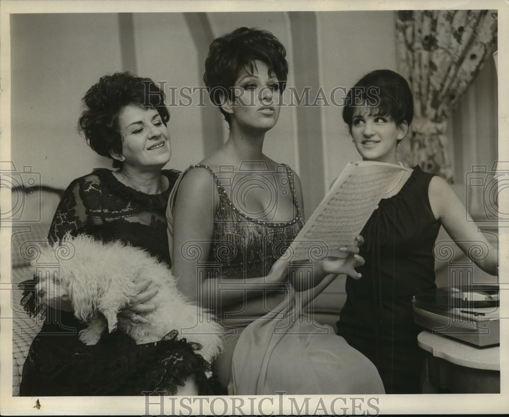 1966 Press Photo Carole Kazan, Lainie Kazan &amp; Sister Judith at Plaza Hotel - Historic Images