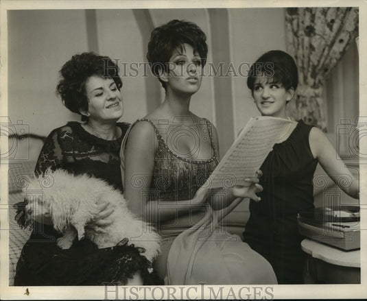 1966 Press Photo Carole Kazan, Lainie Kazan & Sister Judith at Plaza Hotel - Historic Images
