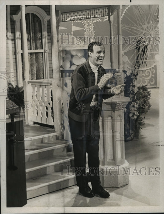1968 Press Photo Eddy Arnold for "NBC Kraft Music Hall" - lfx04061 - Historic Images