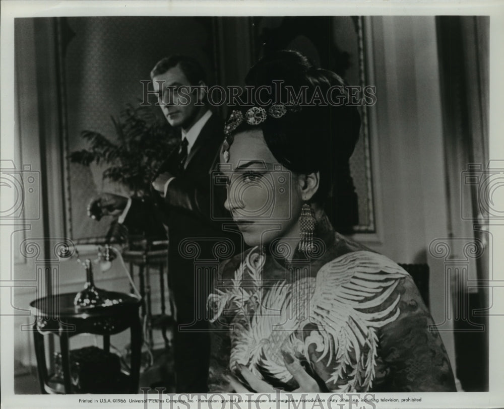 1966 Press Photo Actress Shirley MacLaine, Michael Caine in &quot;Gambit&quot; - Historic Images