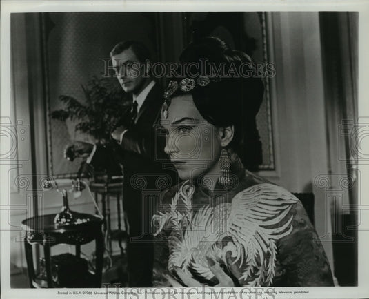 1966 Press Photo Actress Shirley MacLaine, Michael Caine in "Gambit" - Historic Images