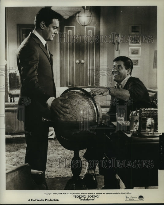 1965 Press Photo Comedian Jerry Lewis, Tony Curtis in "Boeing-Boeing" - Historic Images