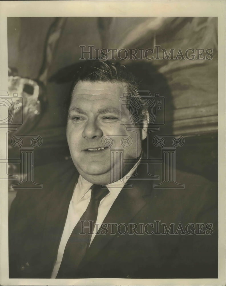 1967 Press Photo Comedian Jackie Vernon give interview at Russian tea room - Historic Images