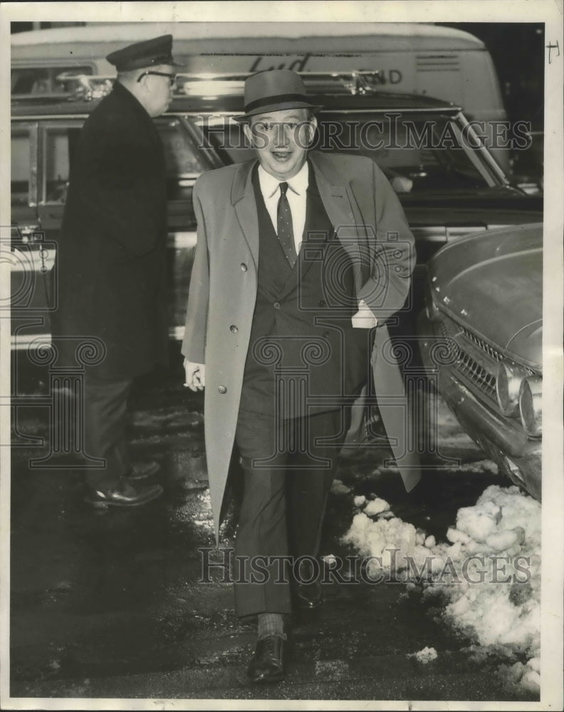 1961 Press Photo Billy Ross arrives at his home in NYC - Historic Images