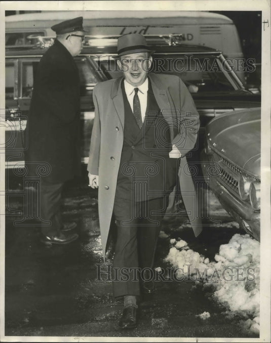 1961 Press Photo Billy Ross arrives at his home in NYC - Historic Images