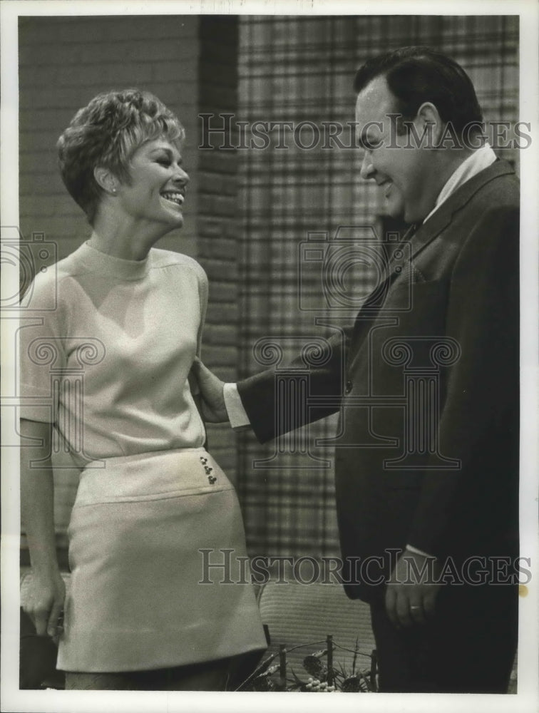 1966 Press Photo The Jonathan Winters Show &amp; guest Abby Dalton - Historic Images