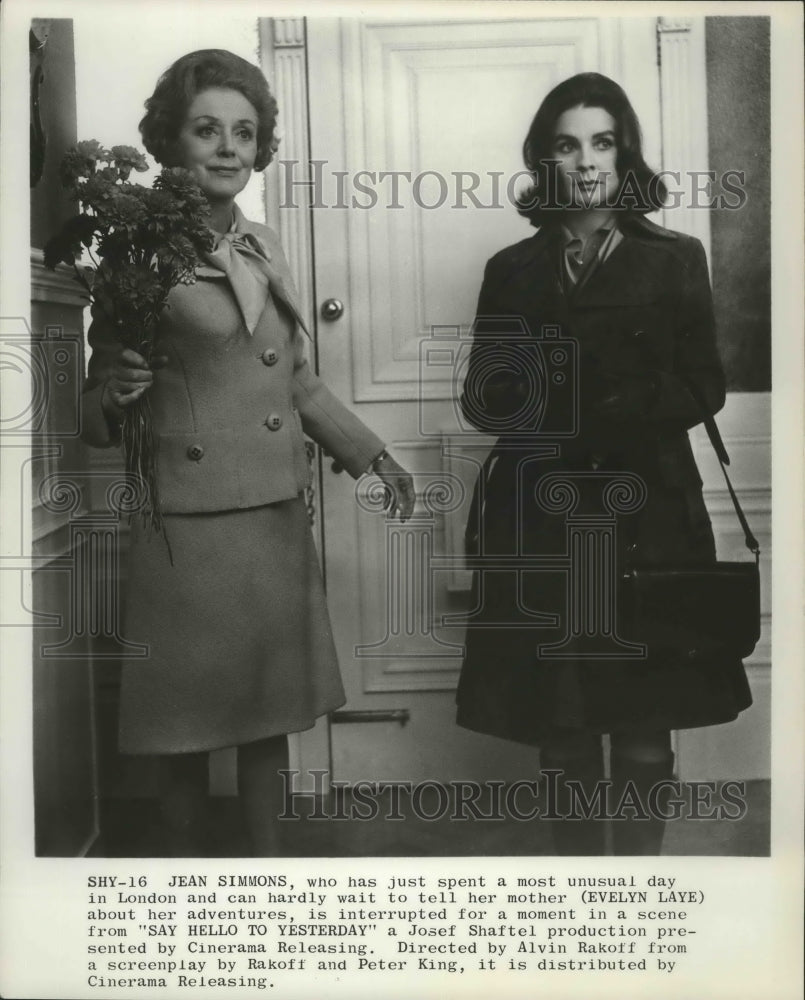 1971 Press Photo Say Hello To Yesterday starring Evelyn Laye, Jean Simmons - Historic Images