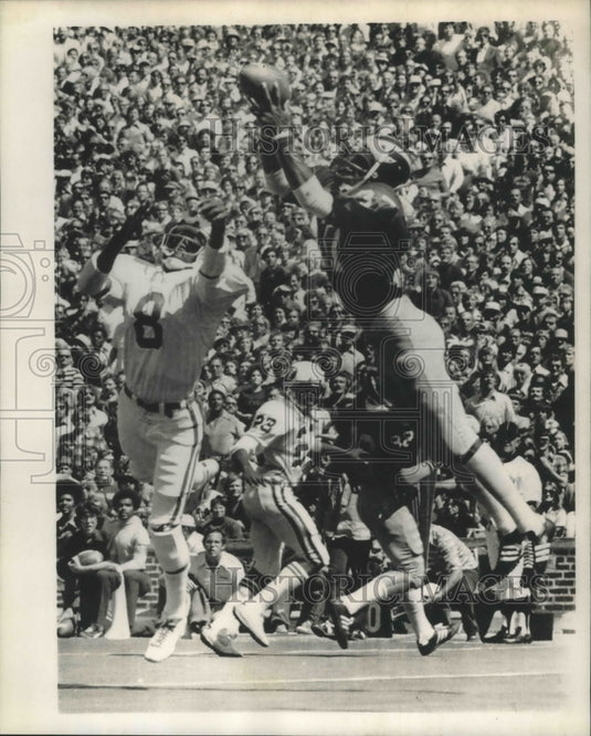 1976 Press Photo Michigan's Jim Smith leaps for pass from QB Rick Leach - Historic Images