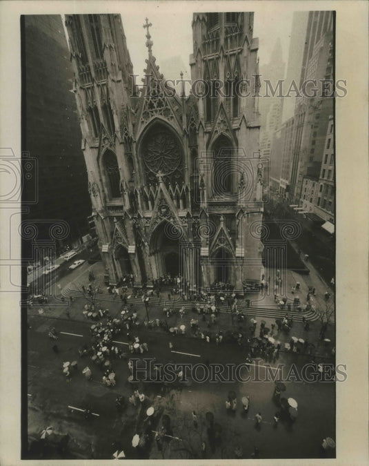 1975 Church goers at St Patrick's Cathedral on Easter sunday in NYC - Historic Images