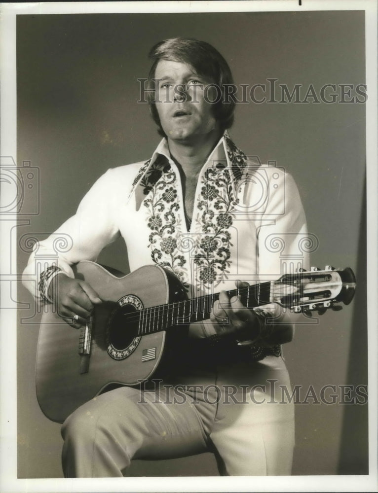 Press Photo singer Glen Campbell in NBC&#39;s &quot;Glen Campbell and the Musical West&quot; - Historic Images