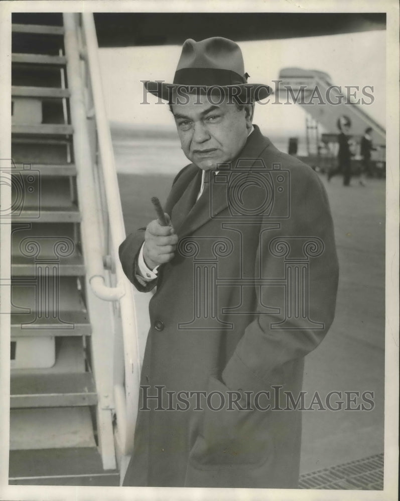 1953 Press Photo Actor Edward G Robinson arrives at Idlewild airport in NY - Historic Images