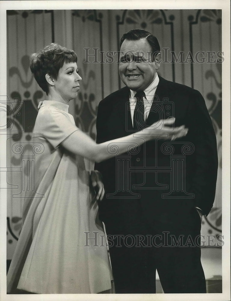 1967 Press Photo Jonathan Winters Show with guest star Carol Burnett - Historic Images