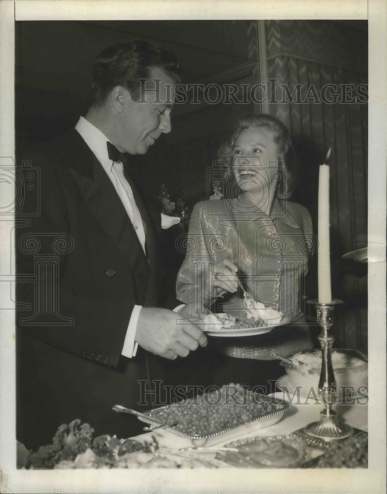 1946 Press Photo Actor Dick Powell &amp; wife June Allyson in Los Angeles CA - Historic Images