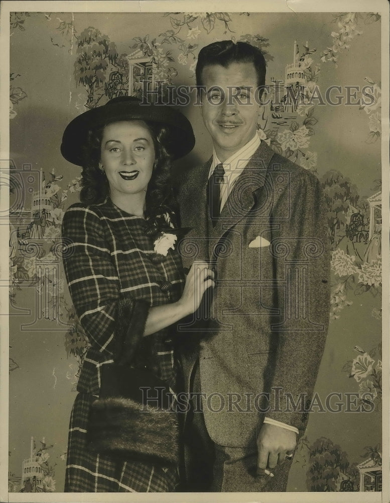 1941 Press Photo Actress Joan Blondell &amp; actor Dick Powell in California - Historic Images