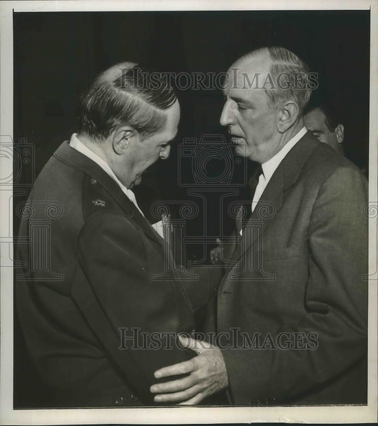 1951 Press Photo Gen. Douglas MacArthur at end of his testimony at SASFRC - Historic Images