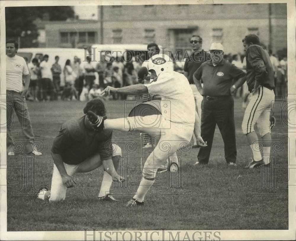 1971 Press Photo Bob Davis, Bob Howfield of Hofstra University football practice - Historic Images