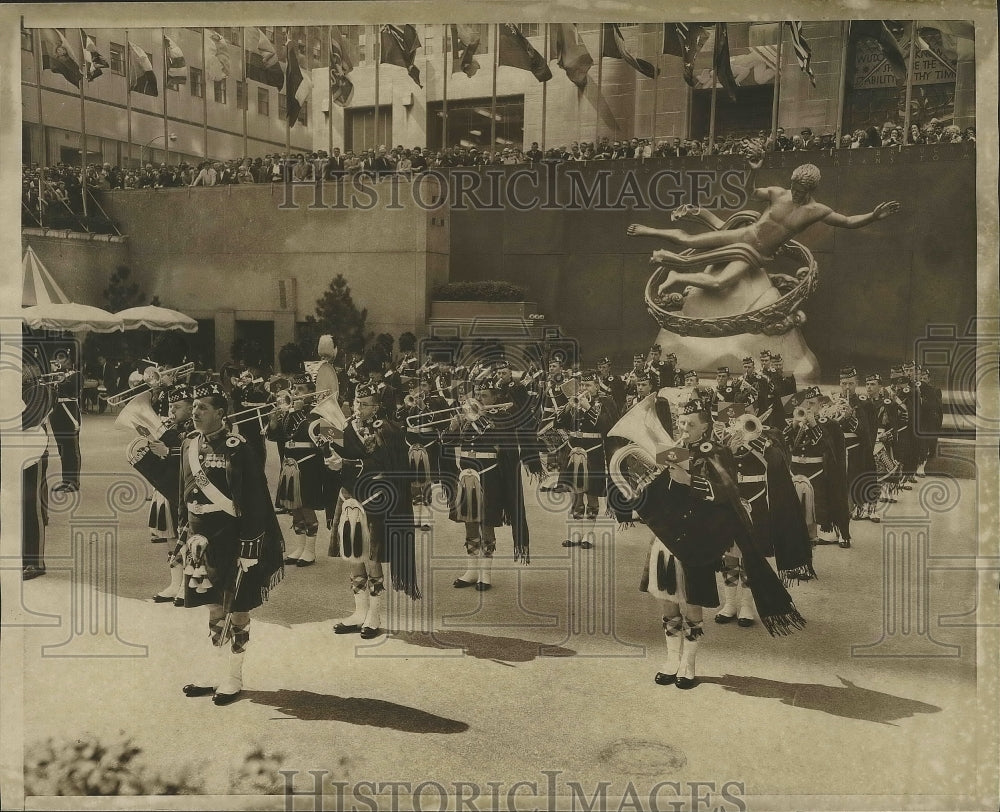 1962 Press Photo Royal Scots  &amp; Highlanders band at NYC Rockefeller Plaza - Historic Images