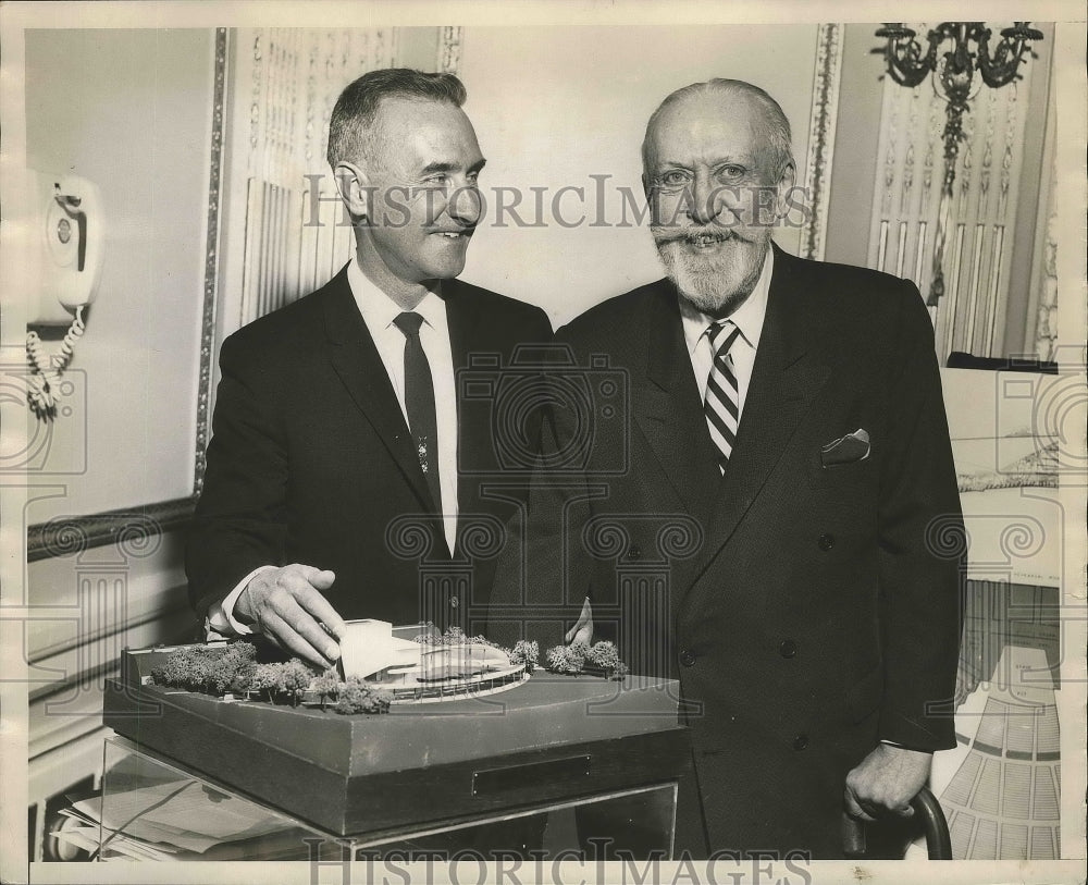 1962 Press Photo Harold Wilm &amp; actor Monty Wooley with model of Saratoga P.A.C. - Historic Images