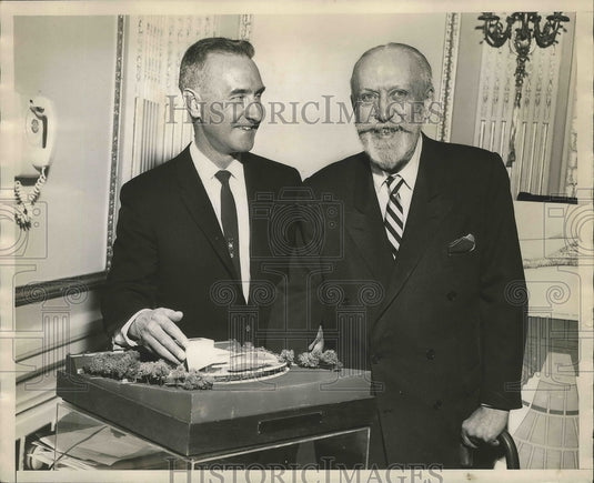 1962 Press Photo Harold Wilm & actor Monty Wooley with model of Saratoga P.A.C. - Historic Images