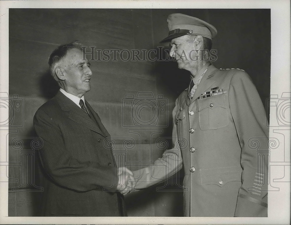 1945 Press Photo ex-POW Lt. Gen. Jonathan Wainwright with Secy of War Stimson - Historic Images