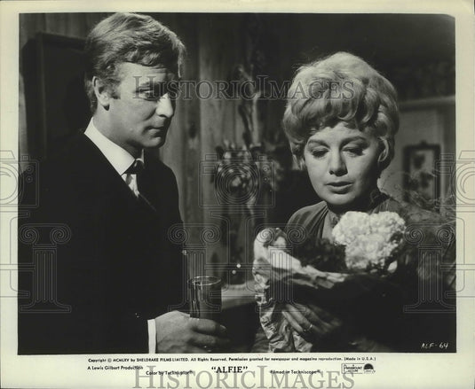 1965 Press Photo Michael Caine and Shirley Winters in "Alfie" - Historic Images