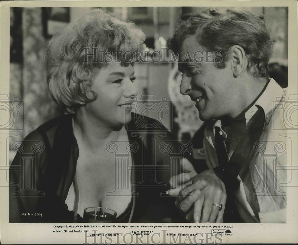 1965 Press Photo Shirley Winters and Michael Caine in the film &quot;Alfie&quot; - Historic Images