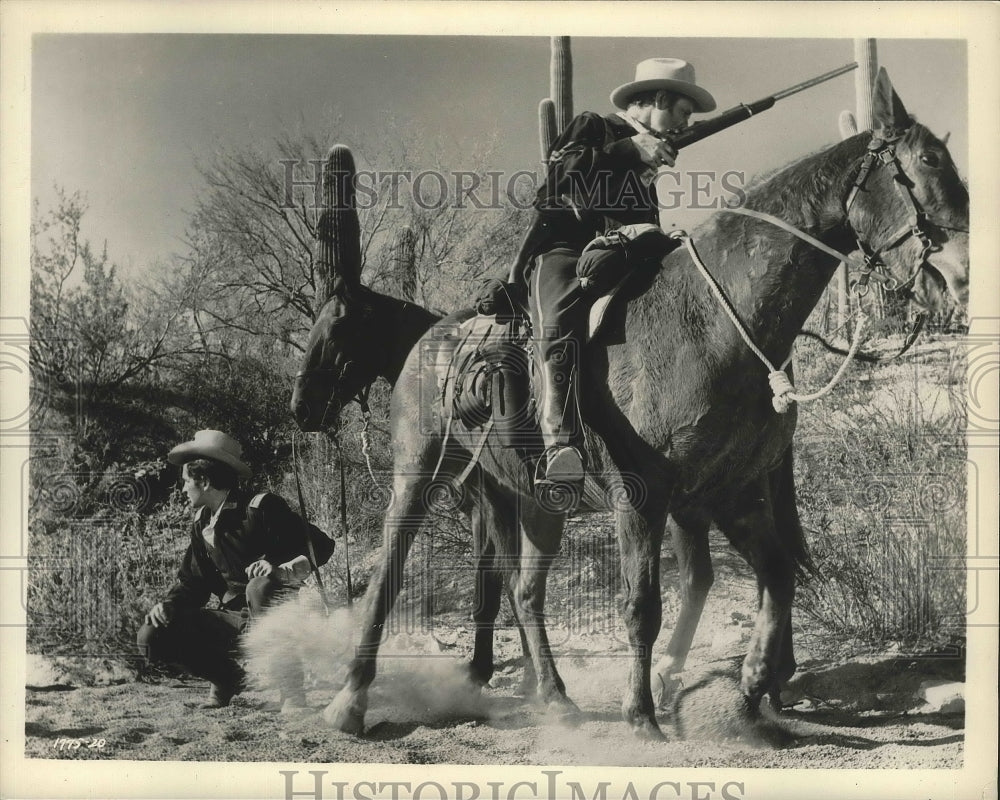 1961 Press Photo George Hamilton and Arthur O&#39;Connell in &quot;A Thunder of Drums&quot; - Historic Images