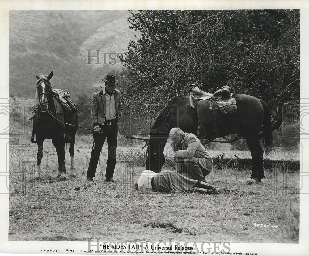 1963 Press Photo Tony Young and R.G. Armstrong in the film &quot;He Rides Tall&quot; - Historic Images