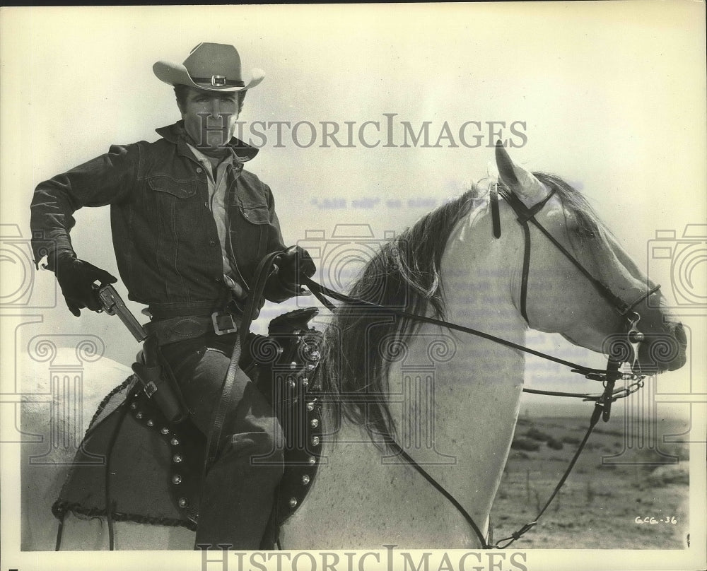 1964 Press Photo Steve Rowland in the film &quot;Gunfighters of Casa Grande&quot; - Historic Images