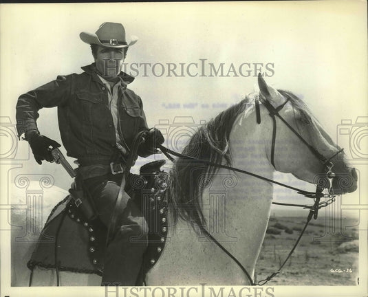 1964 Press Photo Steve Rowland in the film "Gunfighters of Casa Grande" - Historic Images