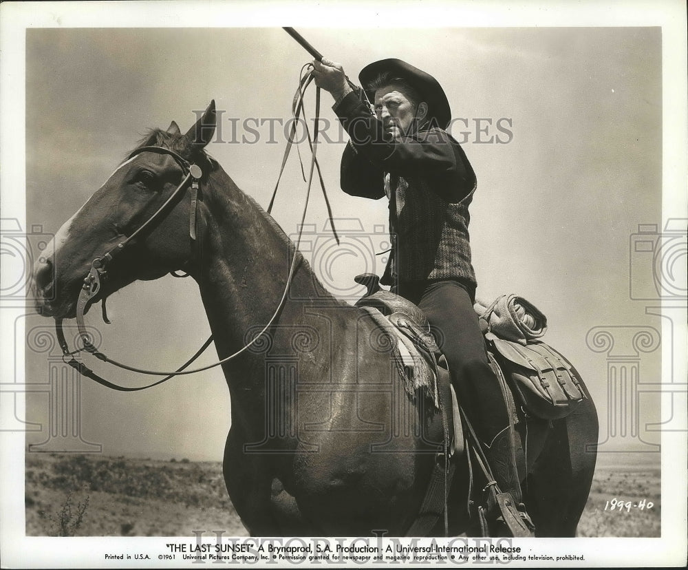 1961 Press Photo gunslinger Kirk Douglas takes aim in &quot;The Last Sunset&quot; - Historic Images