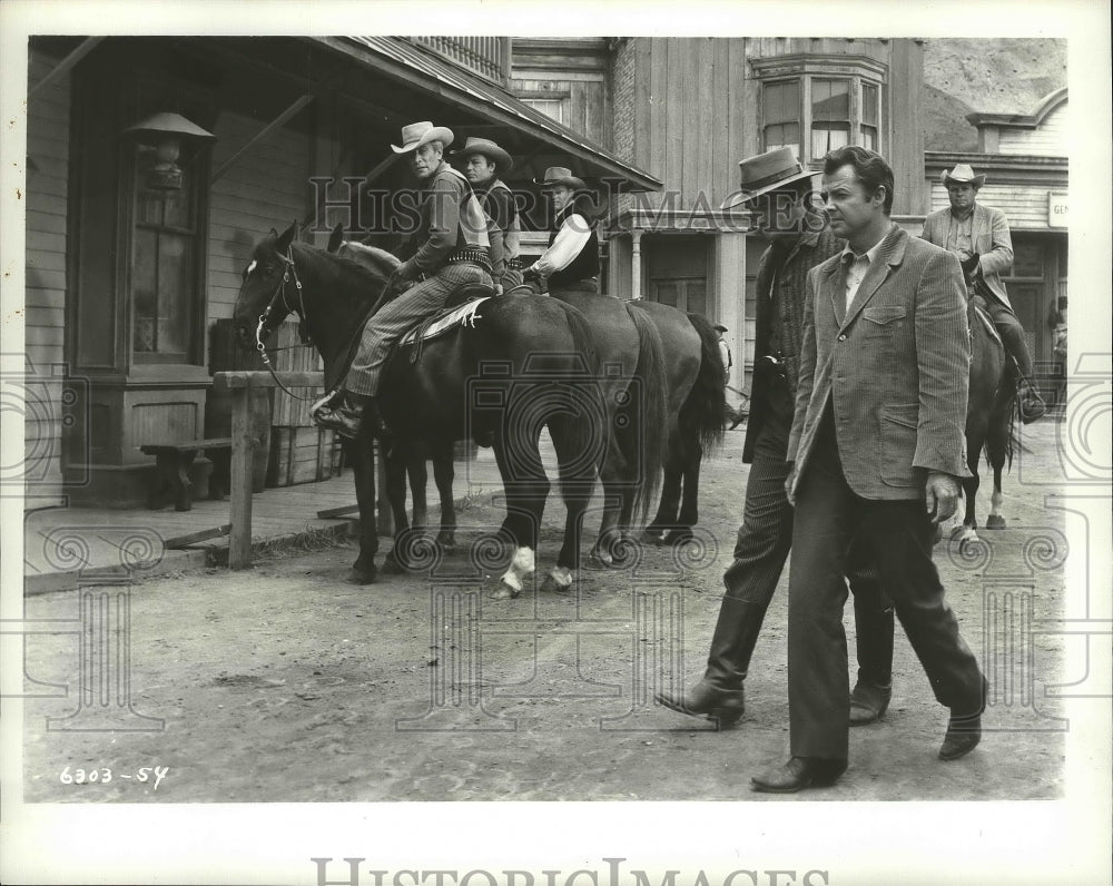 1963 Press Photo Audie Murphy &amp; Michael Mikler in &quot;Gunfight at Commanche Creek&quot; - Historic Images