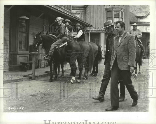 1963 Press Photo Audie Murphy & Michael Mikler in "Gunfight at Commanche Creek" - Historic Images