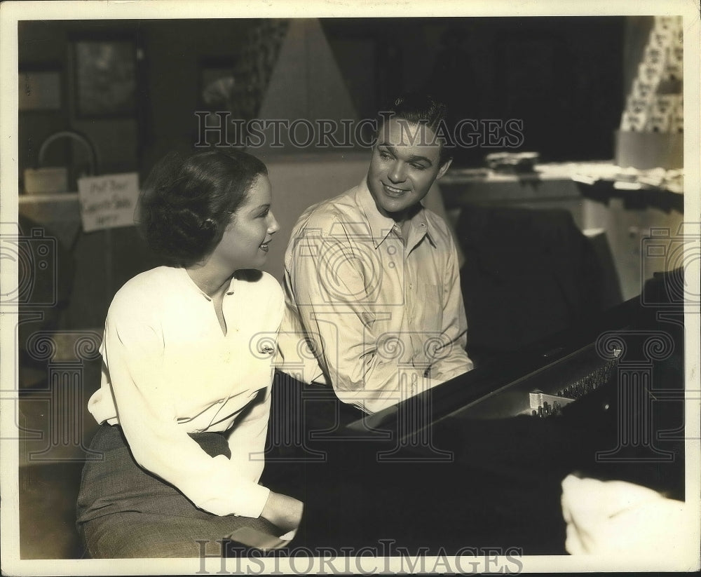 1936 Press Photo James Melton Sings Song for June Travis at Warner Brothers Set - Historic Images