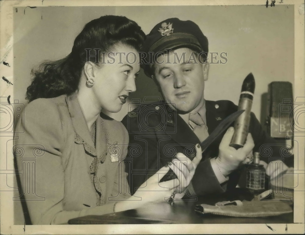 1943 Press Photo Frank Prist ACME War Fotographer Back from NY Shows Sims Trophy - Historic Images