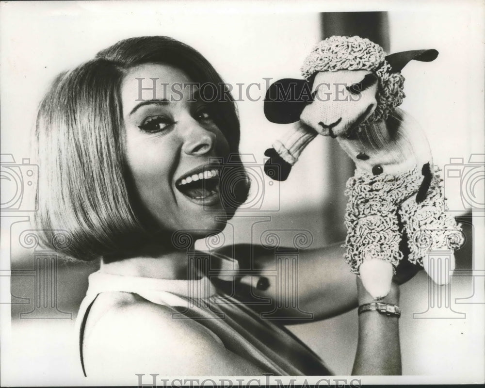 1966 Press Photo Shari Lewis & Creation "Lambchop" Summer Comedy-Circus-Series - Historic Images