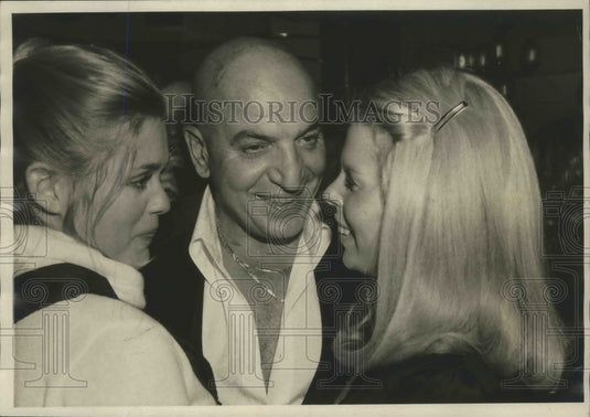 1976 Press Photo Dancing Cheek to Cheek are Denise DuBarry & Telly Savales - Historic Images