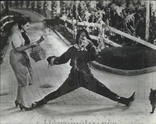 1987 Scene from "The Wizard of Oz" Stars Judy Garland and Ray Bolger - Historic Images