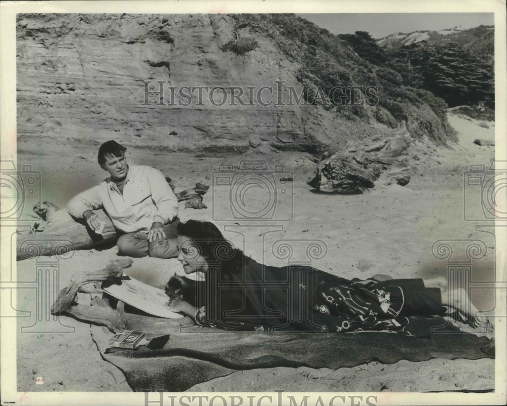 1965 Press Photo Richard Burton &amp; Elizabeth Taylor in &quot;The Sandpiper&quot; - Historic Images