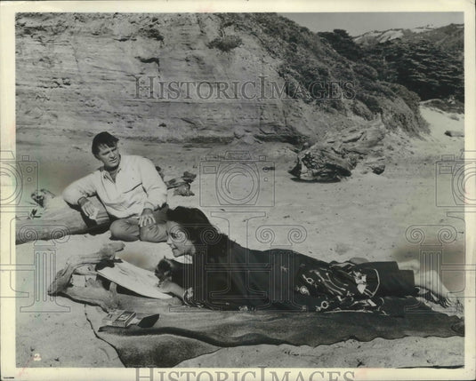 1965 Press Photo Richard Burton & Elizabeth Taylor in "The Sandpiper" - Historic Images