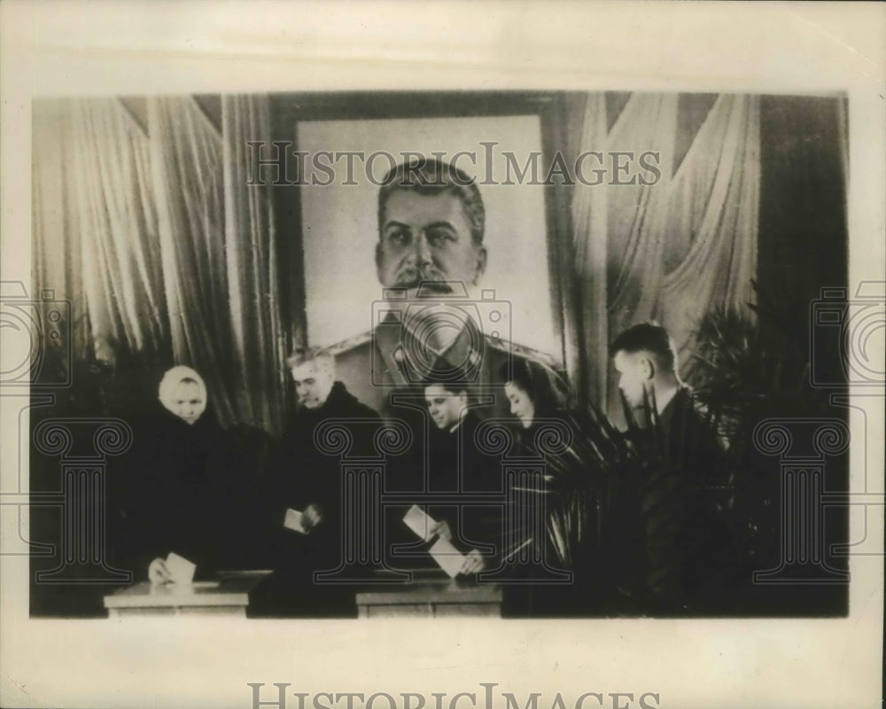 1950 Press Photo Workers of Machine-Building Factory Deposit Ballots in Russia - Historic Images