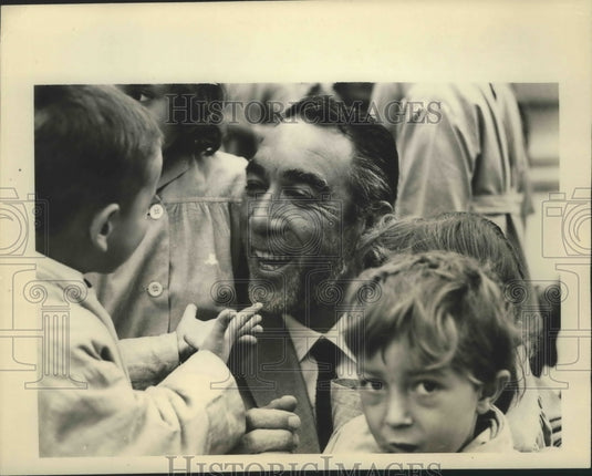 1964 Press Photo Young Children Surround Anthony Quinn Joins CARE Staff - Historic Images