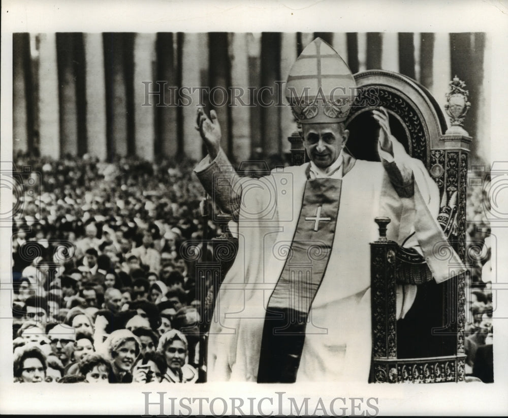 1965 Press Photo Pope Paul VI Responds to Cheering of the Faithfuls at St Peters - Historic Images