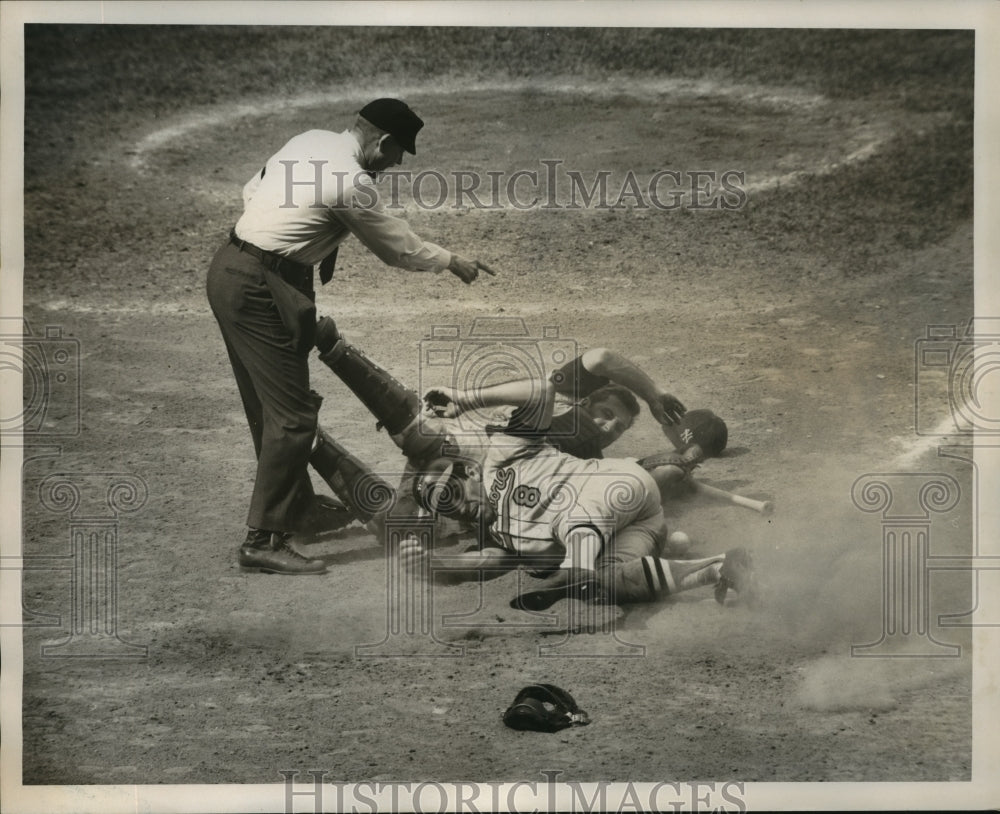 1968 Press Photo Etchebarren Safe at Home Scores on Blairs Grounder to Tillotson - Historic Images