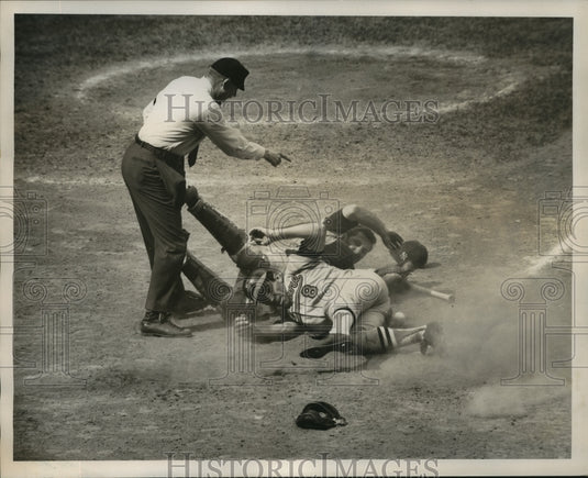 1968 Press Photo Etchebarren Safe at Home Scores on Blairs Grounder to Tillotson - Historic Images