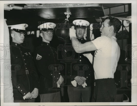 1961 Press Photo Boston's Paul Pender Works on Light With Group of US Marines - Historic Images
