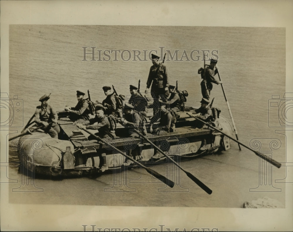 1940 Press Photo Soviet Russian Soldiers Rowing Collapsible Boat - Historic Images